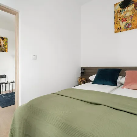 Modern Very Berry In The Centre Of By Renters * 포즈난