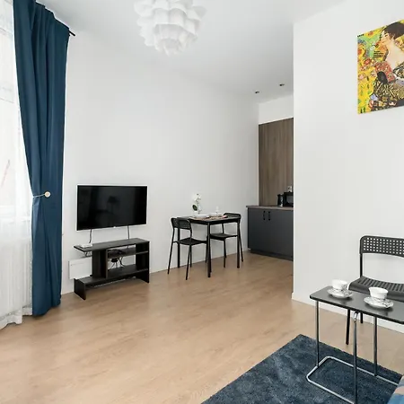 Modern Very Berry In The Centre Of By Renters Lejlighed