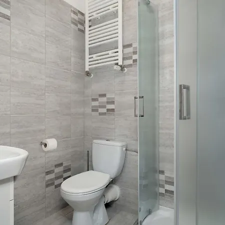 아파트 Modern Very Berry In The Centre Of By Renters 포즈난