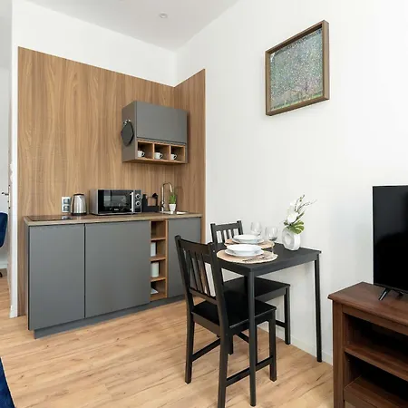 Modern Very Berry In The Centre Of By Renters Lejlighed